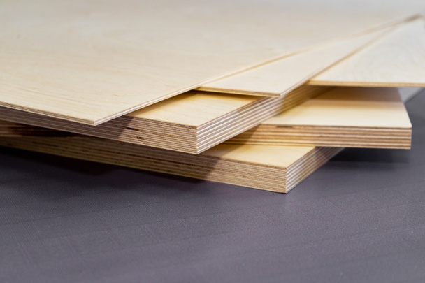 placas de madeira compensada na indústria de móveis
 - Foto, Imagem