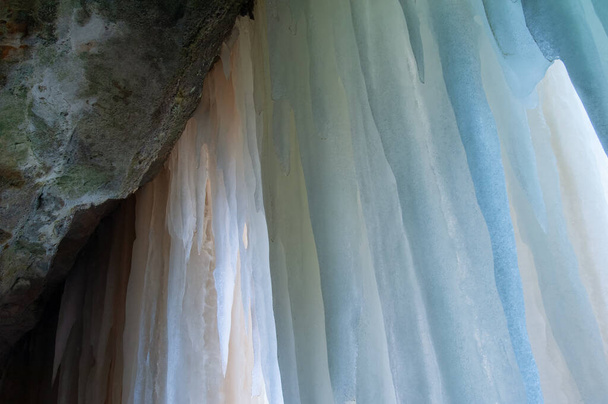 ghiaccioli blu e bruni penzolano dal soffitto di una grotta di ghiaccio a Pictured Rocks National Lakeshore, nella penisola superiore del Michigan, USA
 - Foto, immagini