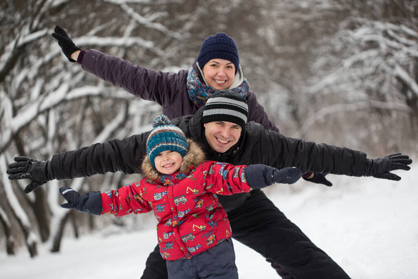 Famiglia che gioca sulla neve in inverno
. - Foto, immagini