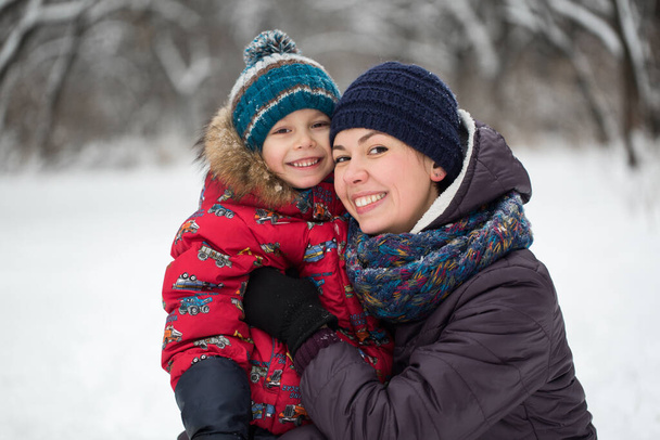 冬の公園で幸せな母親と赤ちゃん. - 写真・画像
