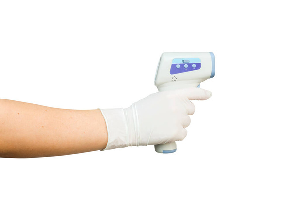 Artsen Hand in medische handschoenen houden contactloze IR-thermometer voor het opsporen van koorts geïsoleerd in wit - Foto, afbeelding