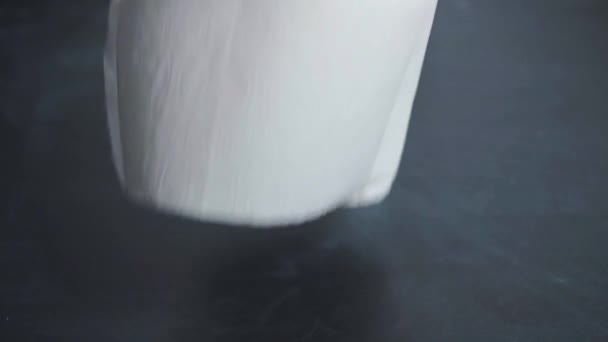 A roll of toilet paper slowly falls onto the table. Toilet paper shortages during a crisis and pandemic. The financial crisis 2020 - Filmagem, Vídeo