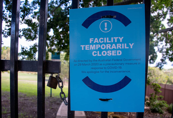 Одяг на паркані громадського парку в Австралії закритий ланцюгом і замком через пандемію COVID-19.. - Фото, зображення