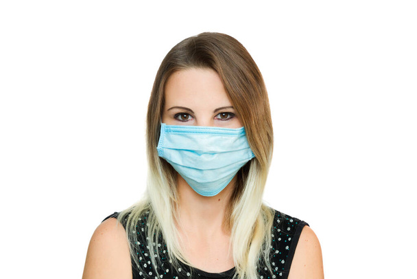 Frau mit blauer medizinischer Maske von vorne isoliert auf weiß - Foto, Bild