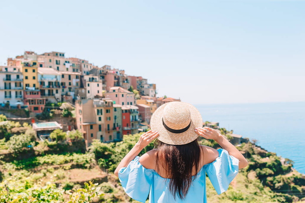 Τουριστική κοιτάζοντας γραφική θέα της Manarola, Cinque Terre, Λιγουρία, Ιταλία - Φωτογραφία, εικόνα