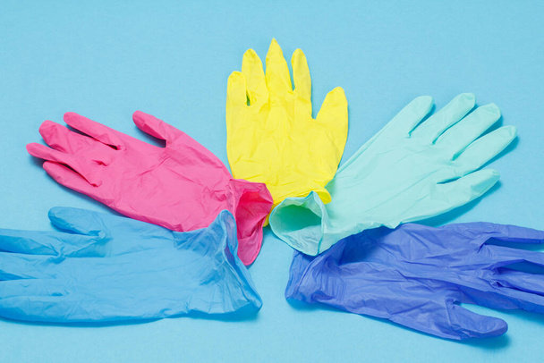 Różne kolory lateksowe rękawiczki dla ochrony osobistej. Widok góry. Koncepcja zestawu ochronnego wirusa. - Zdjęcie, obraz