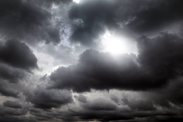 Licht in den dunklen und dramatischen Gewitterwolken - Foto, Bild