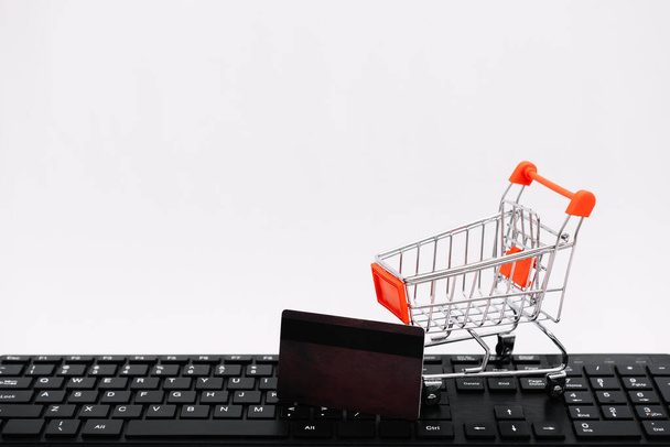 online shopping ή internet shop έννοιες, με το σύμβολο καλάθι αγορών. απομονωμένα - Φωτογραφία, εικόνα