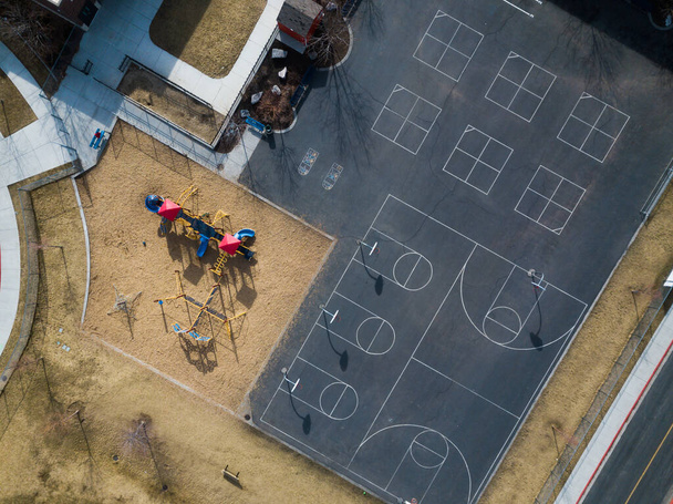 Boş ilkokul çocuk parkı ve çevre alanlarının genel havası. - Fotoğraf, Görsel