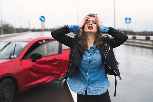 Жінка стоїть біля зламаної машини після аварії. зателефонуй за допомогою. страхування автомобілів
. - Фото, зображення