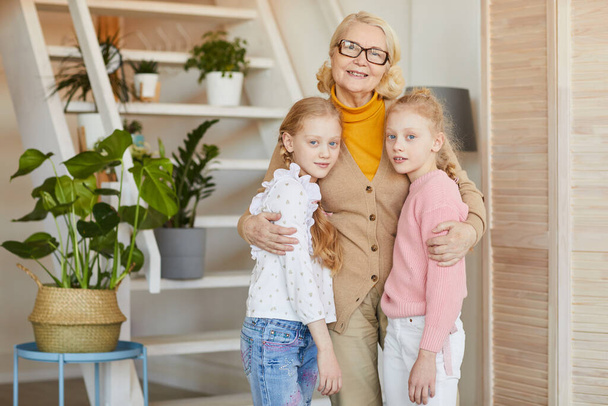 Großmutter mit ihren Enkelinnen - Foto, Bild