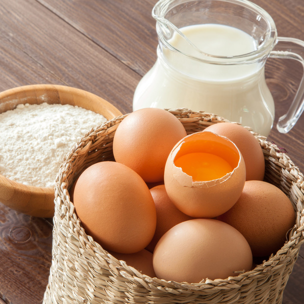 Eier, Milch und Mehl - Foto, Bild