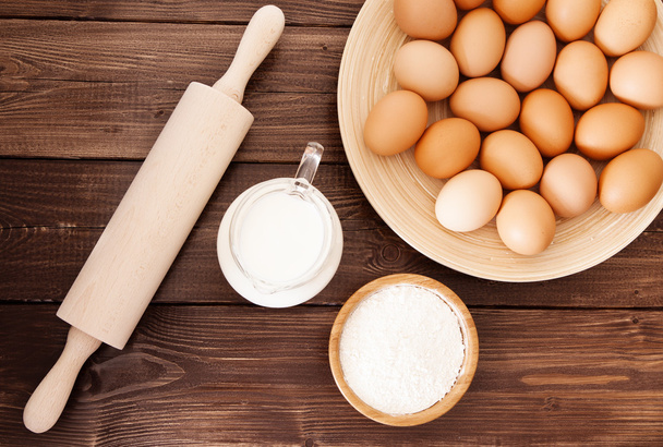 Яйця, молоко і борошно
 - Фото, зображення