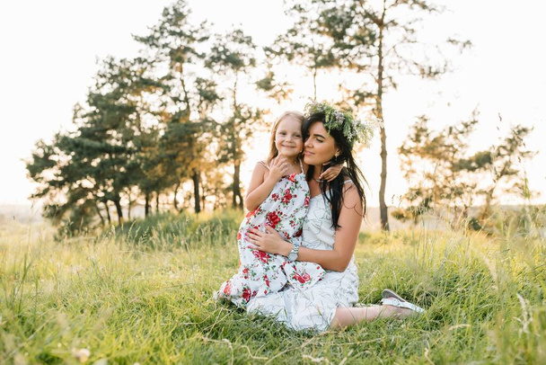 Mother and daughter having fun in the park. Happiness and harmony in family life. Beauty nature scene with family outdoor lifestyle. - Fotoğraf, Görsel