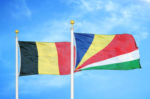 ベルギーとセイシェル旗竿と青空の背景に2つの旗 - 写真・画像