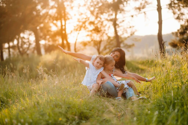 自然を楽しんでいるスタイリッシュな母親とハンサムな娘。幸せな家族の概念。家族のアウトドアライフスタイルと美容自然シーン。家族が一緒に休んでる。家族生活の中で幸せ。母の日 - 写真・画像