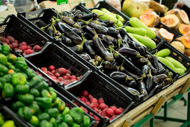 Jede Menge Gemüse im Produktionsgang eines Supermarktes. - Foto, Bild