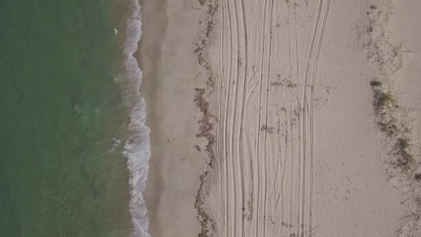Letecký pohled na pláž Macaneta mezi Indickým oceánem a řekou Incomati, Mosambik. - Záběry, video
