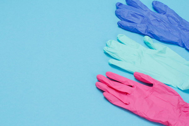Διαφορετικά χρώματα γάντια λατέξ για προσωπική προστασία. Κάτοψη με χώρο αντιγραφής. Έννοια κιτ προστασίας ιού. - Φωτογραφία, εικόνα