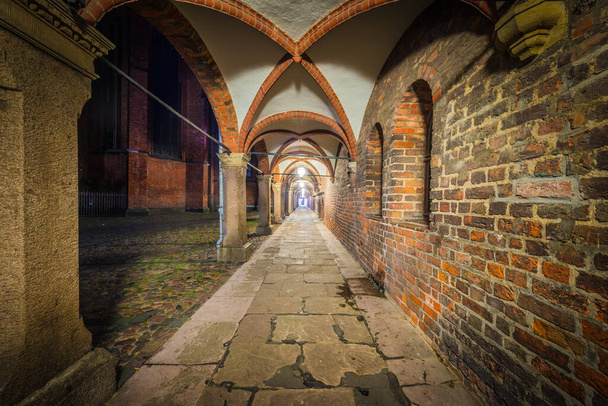 Pasaje del patio trasero de la iglesia de Santa María en Luebeck, Schleswig-Holstein, norte de Alemania
. - Foto, imagen