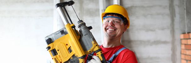 Repairman working with joy - Φωτογραφία, εικόνα