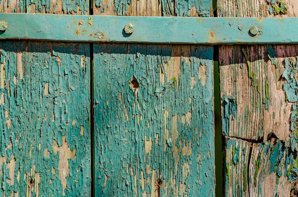Alte Bretter mit abblätternder grüner Farbe überzogen. - Foto, Bild