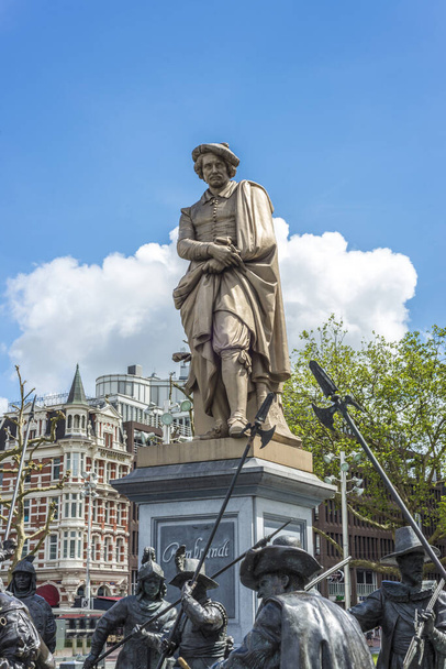 Rembrandt pomnik na placu Rembrandtplein (Plac Rembrandta) nazwane słynny malarz Rembrandt van Rijn, który był właścicielem domu pobliżu od 1639 do 1656 w Amsterdam, Holandia - Zdjęcie, obraz
