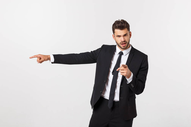 Πορτρέτο επιχειρηματίας θυμωμένος και δείχνοντας το δάχτυλό σας πάνω από απομονωμένο λευκό φόντο - Φωτογραφία, εικόνα
