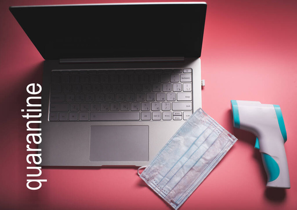 Bílá módní ženská domácí kancelářská deska s laptopem, šťavnatým, prázdným prázdným papírovým zápisníkem, perem a sponkami. Home office, online vzdělávání, dálková práce, karanténa, koncepce koronaviru - Fotografie, Obrázek