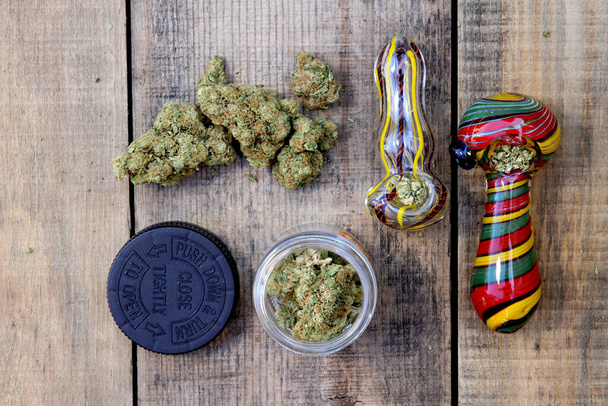 Pfeifen mit einem Glas voller Cannabisblüten - Foto, Bild