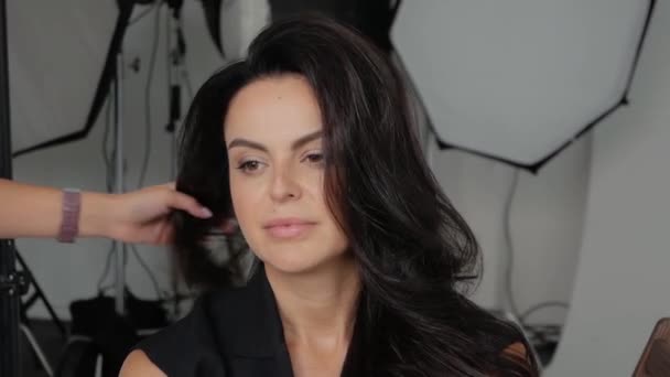 Hairdresser straightens the hair - Footage, Video