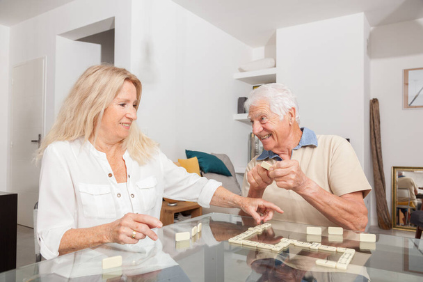 Felice coppia di anziani gioco domino
 - Foto, immagini