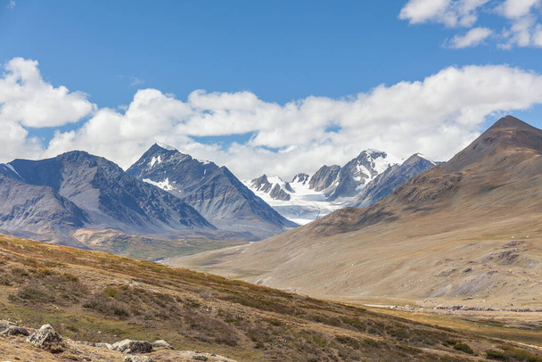 Altai Dağları 'ndaki kuru Moğol manzaraları, geniş bir manzara.. - Fotoğraf, Görsel