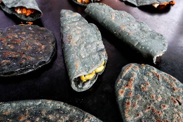 メキシコの青いトウモロコシのケサディラとトラコヨス料理 - 写真・画像