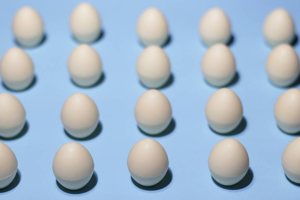 Padrão de ovos de chocolate branco em um azul
 - Foto, Imagem