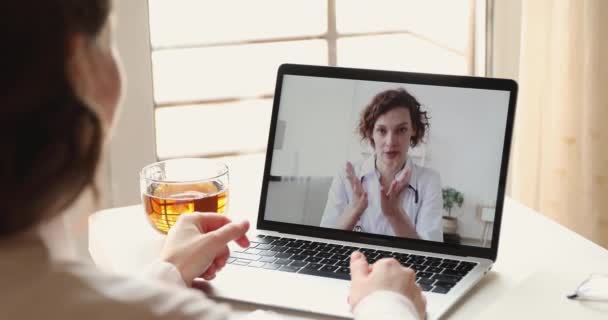 Mulher paciente vídeo chamando mulher médico na tela do laptop
 - Filmagem, Vídeo