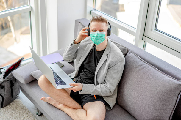 Man in mask working at home - Foto, afbeelding