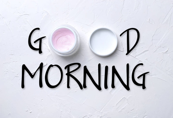 Szöveg Jó reggelt és kozmetikai krém fehér háttér - Fotó, kép