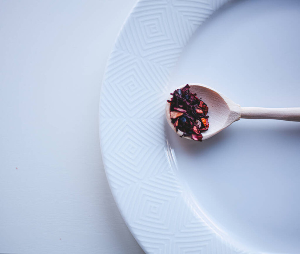 tè rosso su un cucchiaio di legno su sfondo bianco
 - Foto, immagini