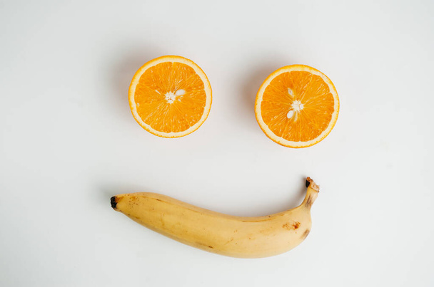 bananas and oranges on a white background - Foto, afbeelding