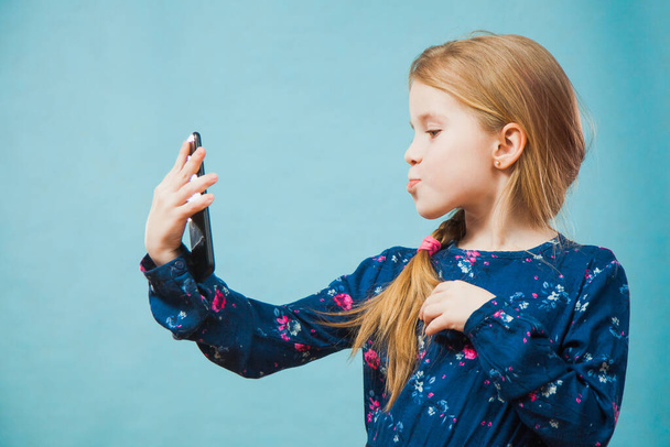 Preteen dívka dělat selfie na smartphone. - Fotografie, Obrázek