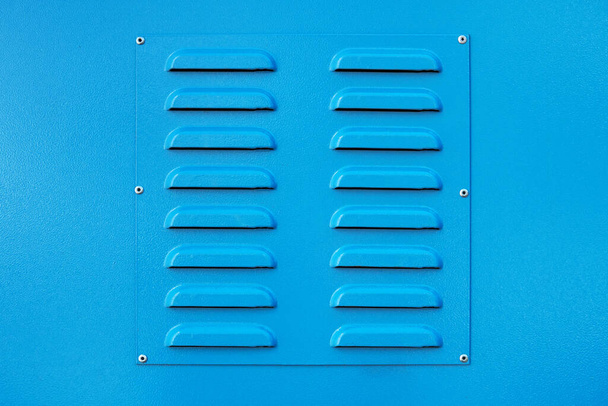 kék négyzet fém szellőztető rács, négyzet alakú, új, közelről, szállít friss levegőt és hűvös - Fotó, kép