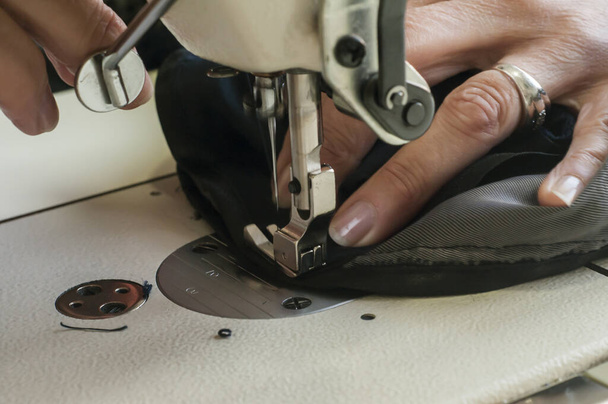 Голка і нога швейної машини крупним планом як виробничий фон
 - Фото, зображення