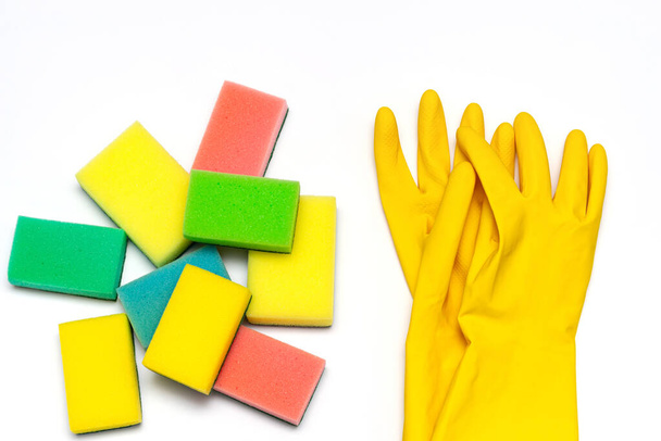 žluté gumové rukavice a žínky na bílém pozadí - Fotografie, Obrázek