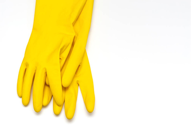 Κίτρινα λαστιχένια γάντια σε λευκό φόντο - Φωτογραφία, εικόνα
