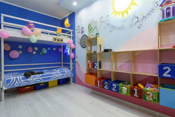Anapa, Rusko - 2. dubna 2020: Interiér dětského pokoje pro dvě dívky - Fotografie, Obrázek
