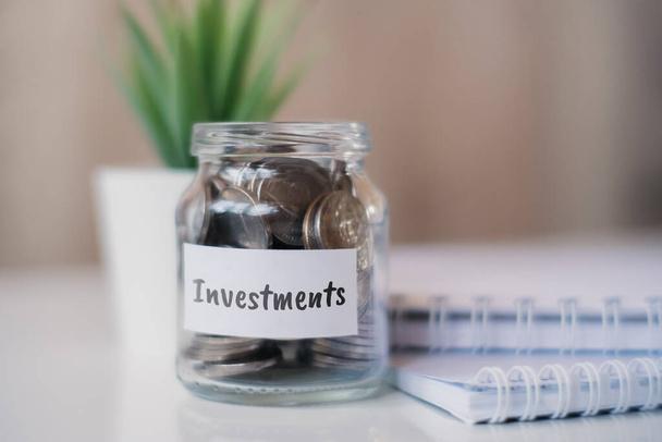O conceito de acumular dinheiro para investimentos - um jarro de vidro com moedas. Fechar
. - Foto, Imagem