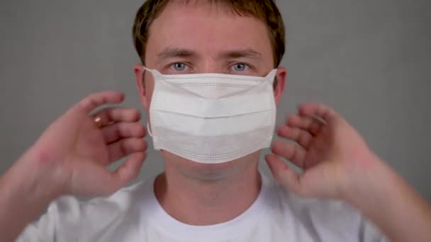 A man wears a protective mask and goggles to protect against coronavirus - Footage, Video
