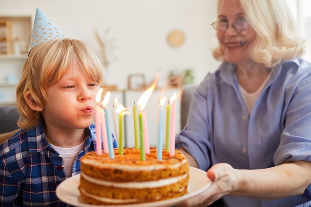 Chlapec fouká svíčky na svůj dort - Fotografie, Obrázek