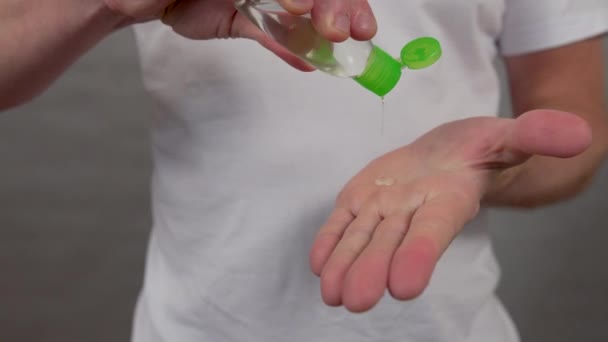 Man processes his hands with a sanitizer, pours from a can on his hand and rubs - Filmagem, Vídeo